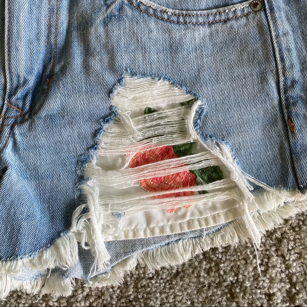 Express Low Rise Floral Embroidered Shorts - Picture 4 of 8